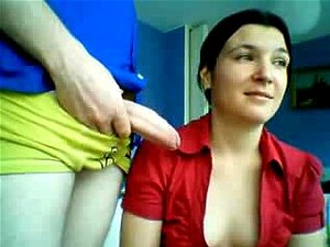 JEUNE COUPLE HD FAIT UNE PIPE, LA MIGNONNE N'EST PAS SÛRE QU'ELLE