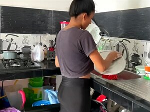 MON DEMI-FRÈRE BAISE MA PETITE CHATTE DANS LA CUISINE.