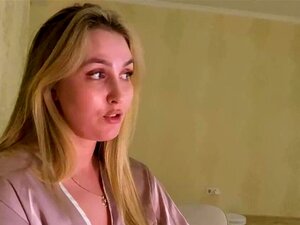 Belle-mère beau-fils sur le même lit de jour risque une creampie