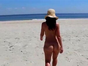 Jolie femme avec un gros cul nue à la plage