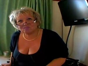 grand-mère se fait baiser le cul brutalement par son petit-fils