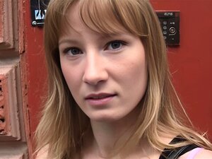Découvrez comment une étudiante blonde et séduisante échange son