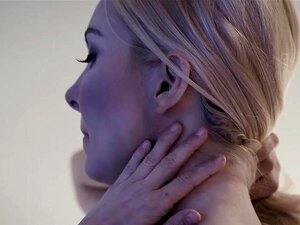 La milf blonde Aaliyah Love admet qu'être bâillonnée pendant le