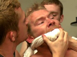 Attachée en public. Une tête musclée à grosse bouche se fait