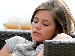 Pose d'une femme tropicale tchèque et d'une chatte