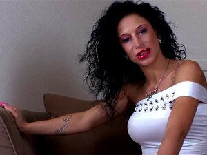 Une pute européenne suce une énorme queue noire