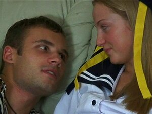 Découvrez le plaisir ultime alors qu'une douce beauté angélique se