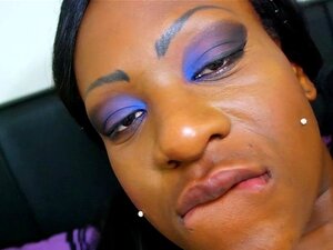 Éjaculation faciale en train de baiser avec une ébène. La jeune