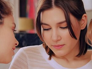 Vidéo lesbienne chaude de WOWGIRLS avec Alissa Foxy, Ellie Luna et