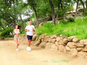 Trois coureurs stars du porno partagent une grosse bite dans un plan