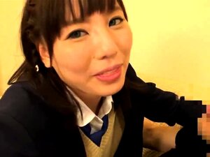 Une mignonne japonaise en collants avoue sa passion pour la viande