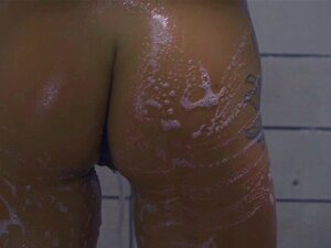 Evelin Stone se masturbe en solo sous la douche. Evelin Stone est la