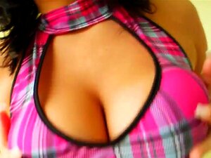 Nancy a une incroyable paire de gros seins naturels., Nancy a une