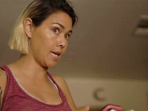 Alexis Fawx se fait bouffer la chatte bien écartée par Merc. La MILF