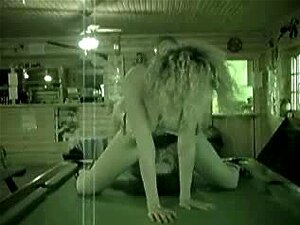 Vraie masturbation lesbienne sur la table dans l'espace public, des