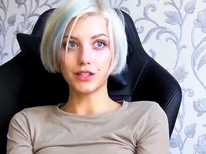 Regardez cette belle blonde qui se met nue et joue avec elle-même