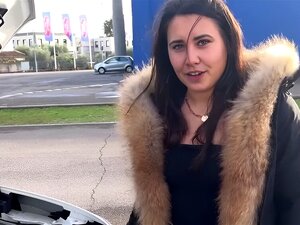 Découvrez le plaisir ultime lorsque cette superbe brune se lance dans