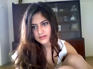 Spectacle de webcam indienne. Mignonne fille indienne montre ses seins