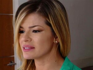 Une MILF riche en colère veut un morceau de secrétaire de salope.