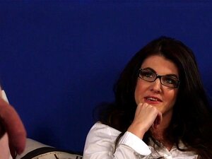 La nana Cfnm se masturbe. La nana Cfm se branle en regardant le loser