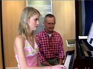 Paul a commencé un nouvel emploi en tant que professeur de piano et