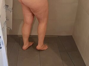 Excitée à deux sous la douche ????
