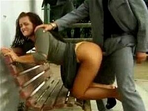 Baiser un inconnu sur un banc