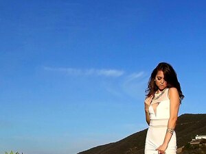 SCREWBOX - Riley Reid dans Tears in the Sun