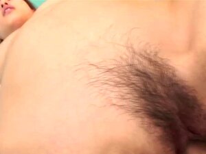 Une nana orientale se fait baiser dur dans un plan à trois