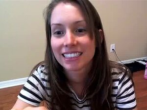 Une camgirl danse, se déshabille, secoue son cul avec des gros plans