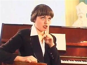 Prof de piano poilu en baise torride avec 2 élèves,