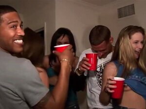 La pornstar en chaleur Ashlynn Leigh dans une scène porno amateur