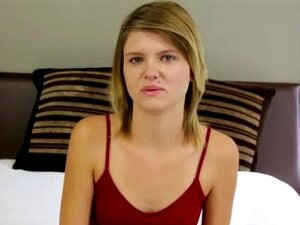 La petite Scarlett se fait baiser fort et reçoit une giclée de