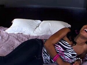 34DD Gros seins noir mignonne Natasha Dulce bave du sperme