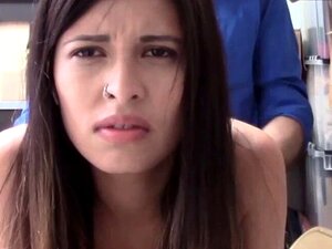 Petite Latina chérie se fait punir par une grosse bite. Petite Latina