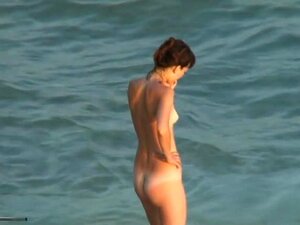 Petite salope baisant sur une plage, un mec a emmené sa copine