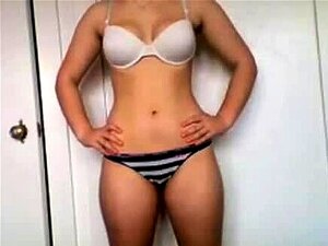 Sexy petite amie asiatique philippine en pinay avec une silhouette en