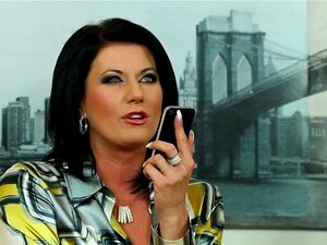 Boire de la pisse aux nanas glamour en groupe. Pisser les nanas