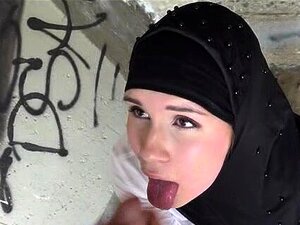 Un coup rapide en plein air avec une femme musulmane