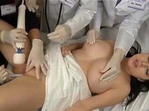 Les nanas lesbiennes traitent une mignonne incapable d'atteindre