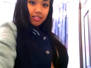 UNE NANA ASIATIQUE AMATEUR AVEC UN CUL DE BONNE TAILLE SE DÉSHABILLE