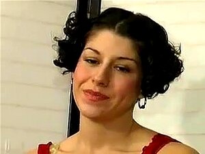 Brunette aux cheveux courts, audition de pipe baveuse, baise une nana