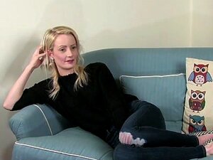 Ulrika dans un film d'interview - ATKHairy