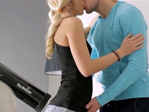 Une fille baisée gémit d'orgasme. Une babe amateur séduisante prend