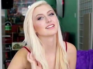 La petite blonde sexy Alexa se fait remplir la chatte de sperme. La