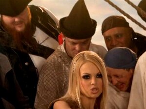 La nana aux gros seins Shay Jordan se fait équiper par deux pirates