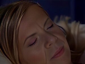 La bouche de la grand-mère avec sa chatte poilue est éjaculée par