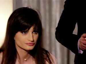 Ava Courcelles dans un trio chaud avec son mari et un ami