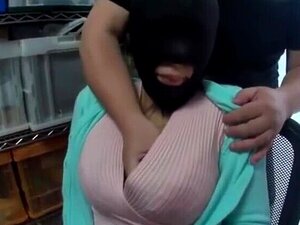 Belle salope japonaise à gros seins se perfore dans une vidéo de