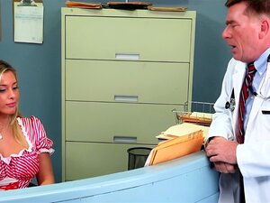 L'infirmière à gros seins Samantha Saint reçoit un échantillon de
